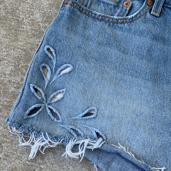 Levi’s 501 Floral Cut Out Jean Shorts - Picture 4 of 12